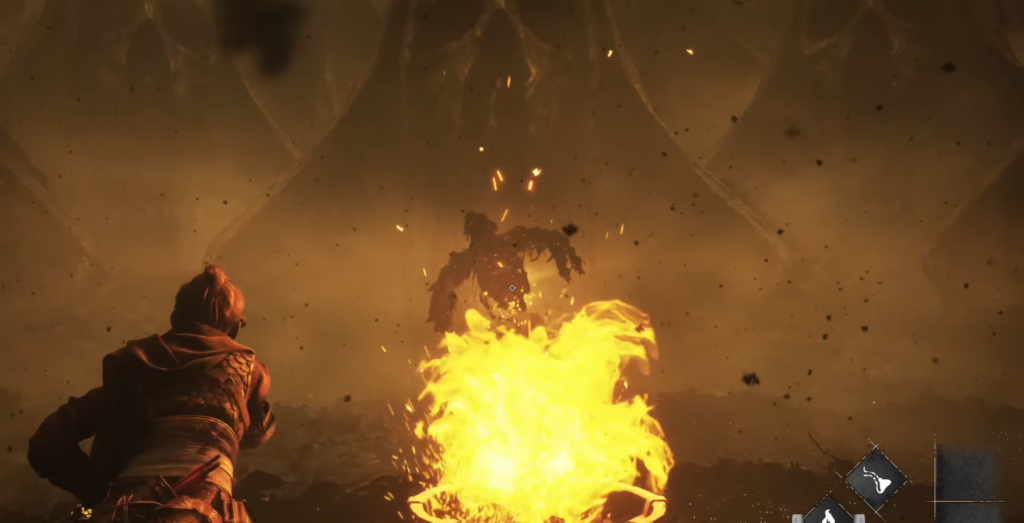 Персонаж сражается с монстром у костра в пещере