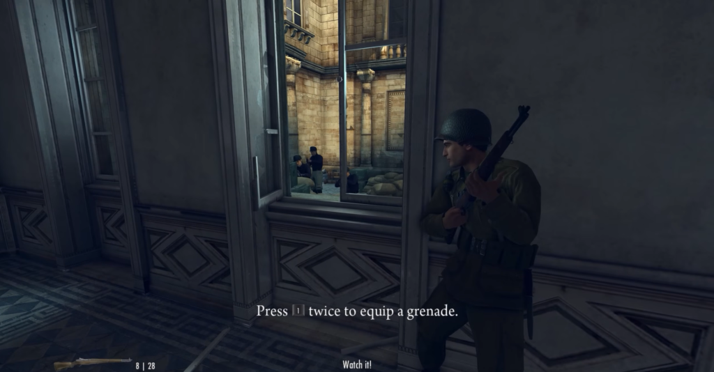 Солдат с винтовкой прячется у окна в здании