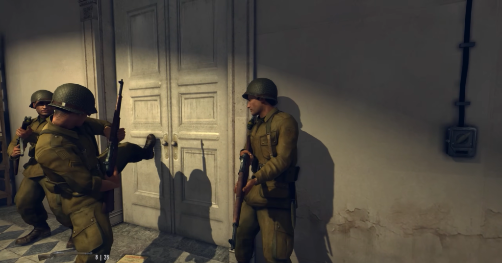 Солдаты с винтовками выбивают дверь в коридоре