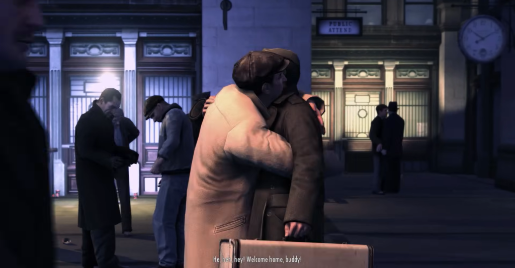 Двое мужчин обнимаются на вокзале среди людей