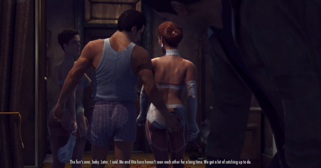 Вито Скалетта в белье стоит с женщинами в комнате