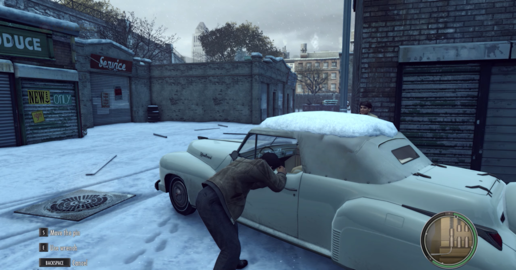 Вито Скалетта из Mafia II взламывает белую машину во дворе