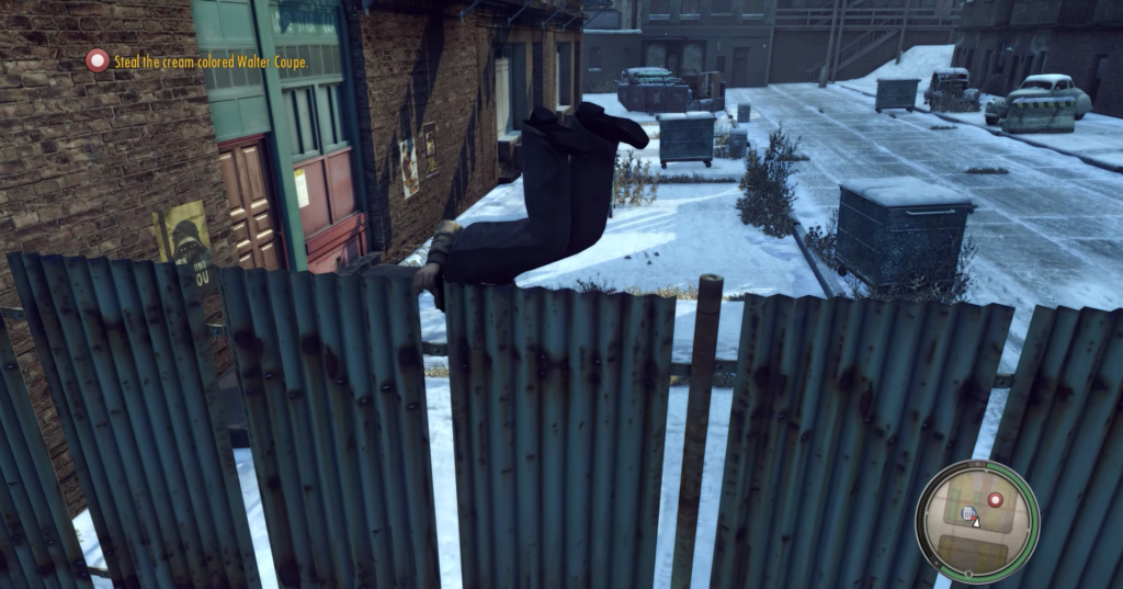 Персонаж перелезает через забор в снежном дворе Mafia II