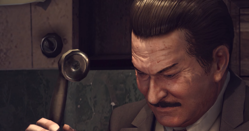 Мужчина в костюме смотрит вниз в помещении