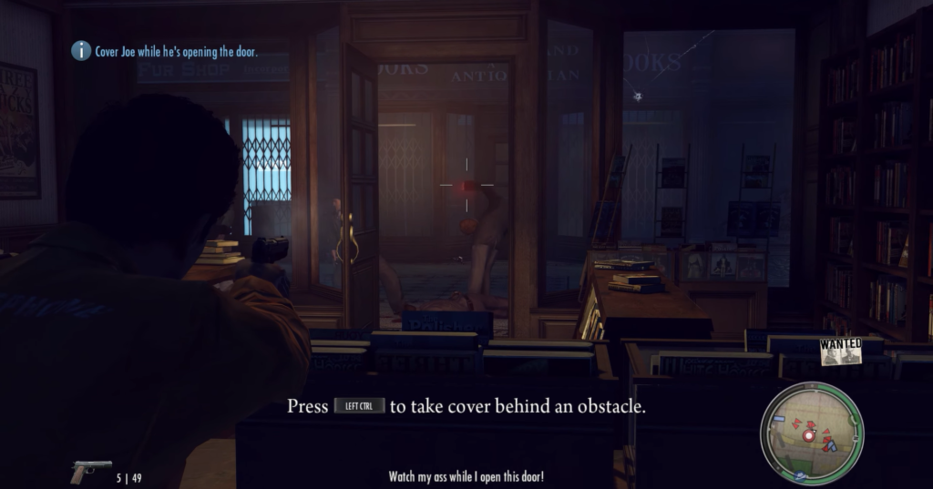 Персонаж целится из пистолета в книжном магазине Mafia II