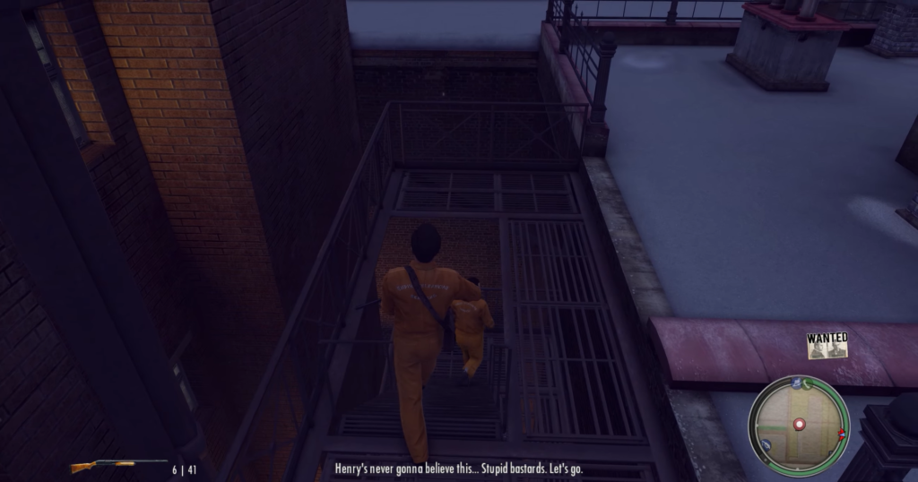 Заключённые бегут по металлической лестнице на крыше