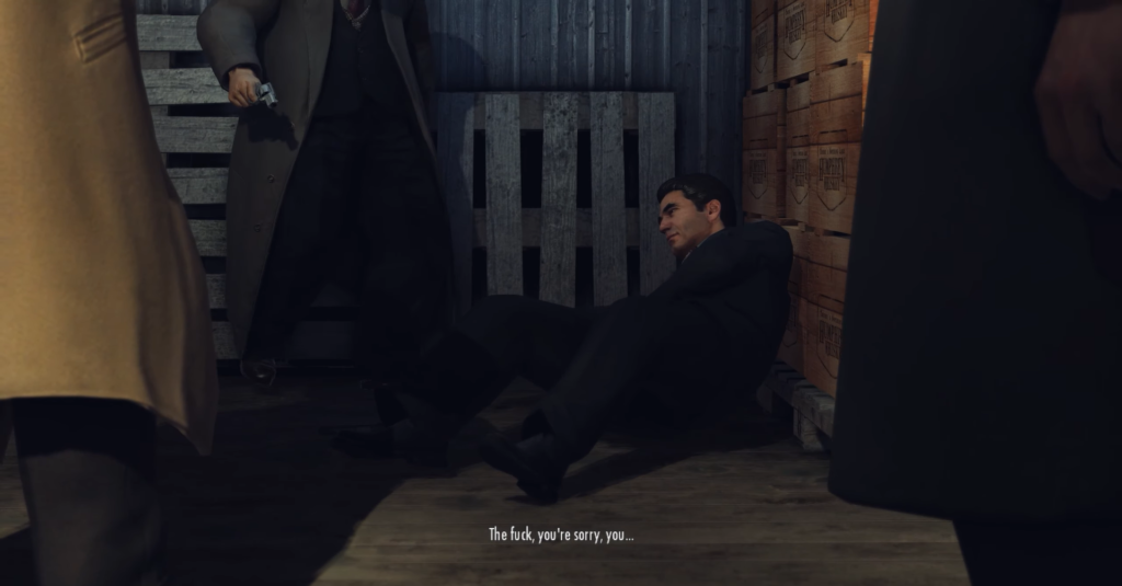 Мужчина сидит на полу у ящиков в складе