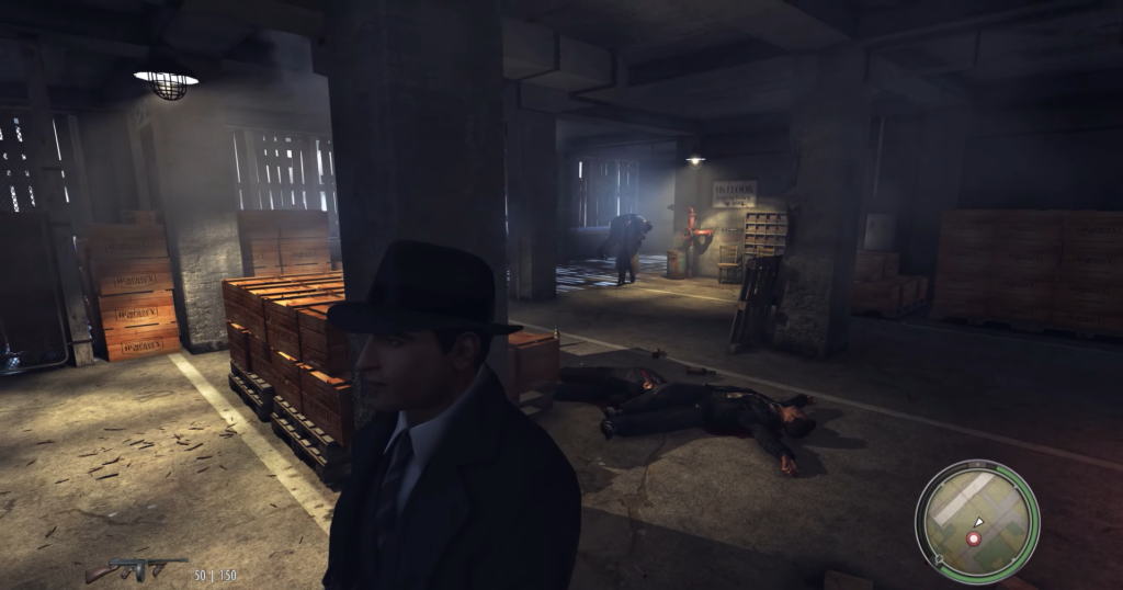 Мужчина в шляпе стоит на складе с ящиками