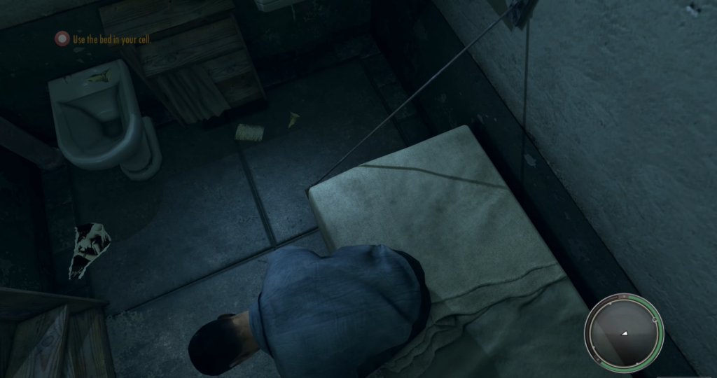 Заключённый лежит на кровати в тюремной камере