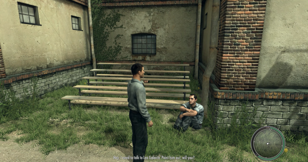 Персонаж разговаривает с мужчиной у кирпичной стены двора