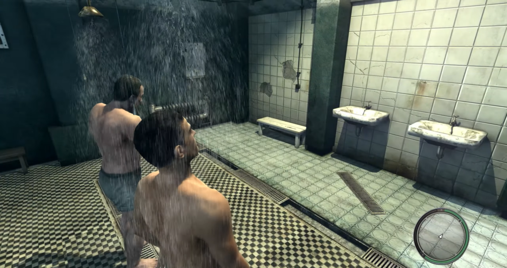 Двое мужчин принимают душ в тюремной душевой