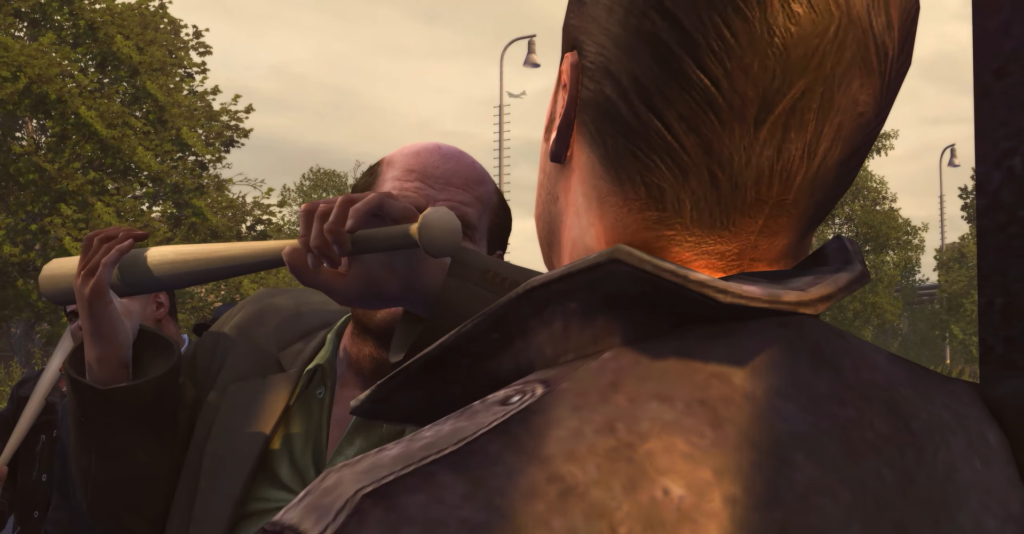 Мужчина замахивается битой на улице у деревьев