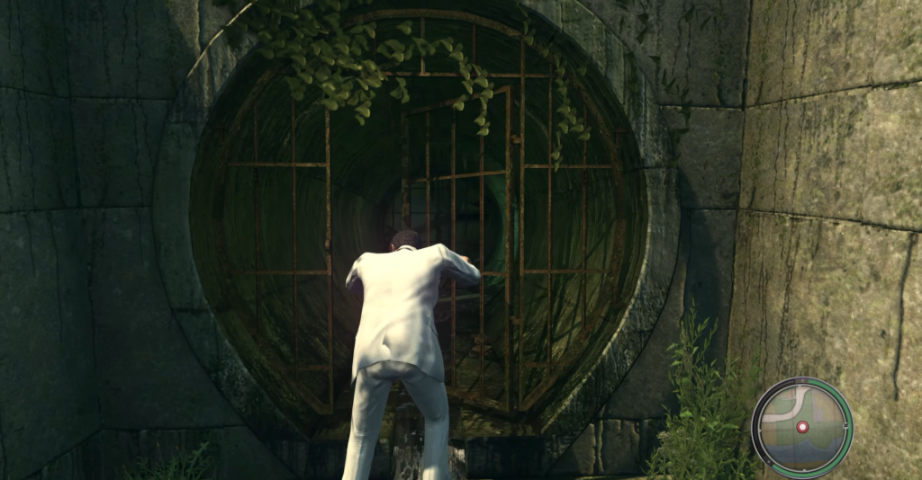 Мужчина в белом костюме открывает решётку тоннеля