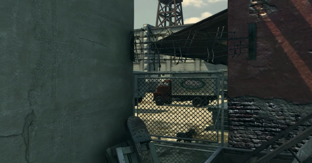 Грузовик стоит за сетчатым забором на складе