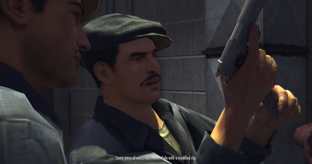 Мужчина в кепке осматривает пистолет в комнате