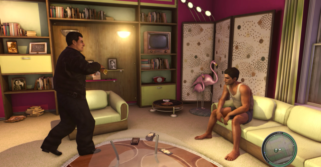 Мужчина угрожает другому в гостиной Mafia II