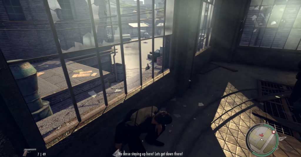Персонаж Mafia II прячется у окна склада