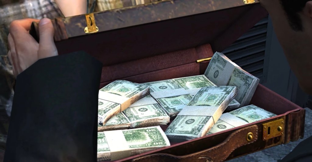 Руки открывают чемодан с пачками долларов