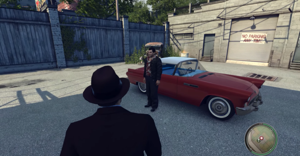 Персонаж Mafia II стоит у красного кабриолета во дворе