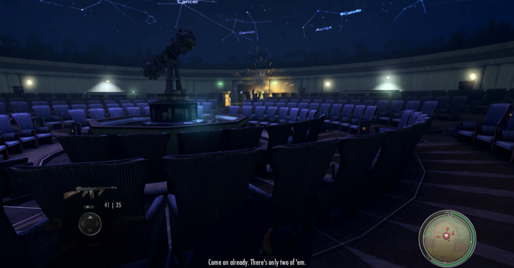 Телескоп в планетарии, видны ряды синих кресел