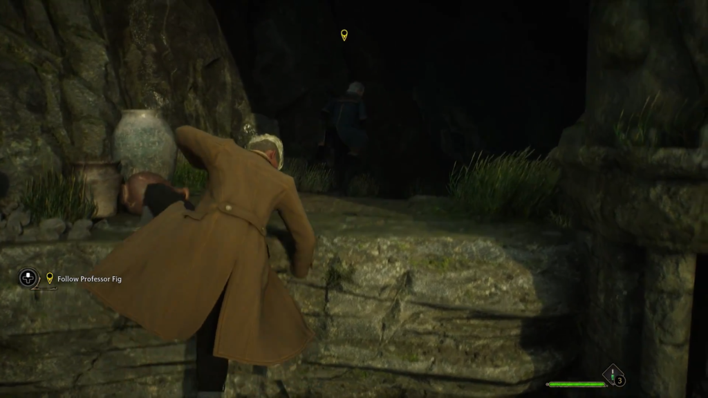 Персонаж Hogwarts Legacy перелезает каменную стену у пещеры