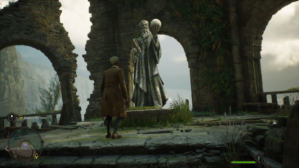 Персонаж Hogwarts Legacy подходит к статуе в руинах