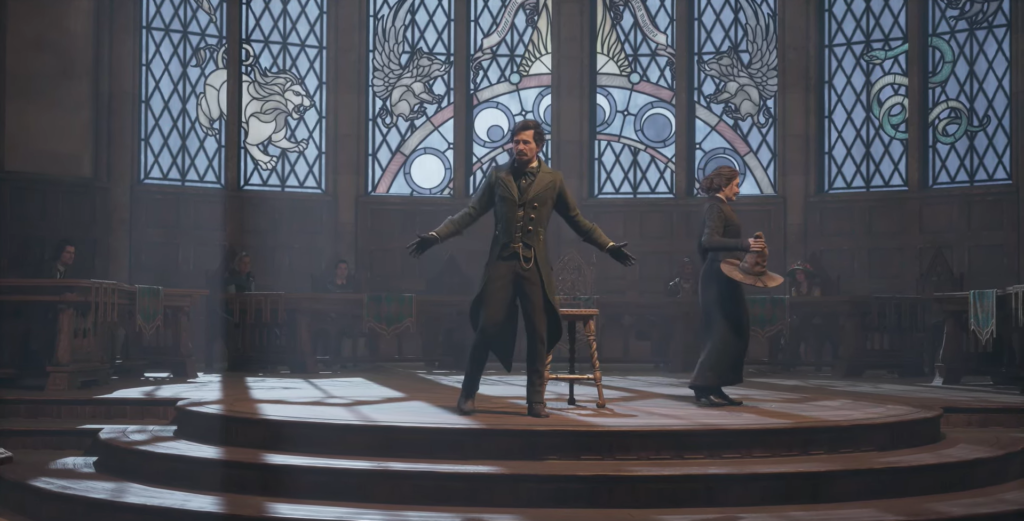 Мужчина выступает на сцене в зале суда