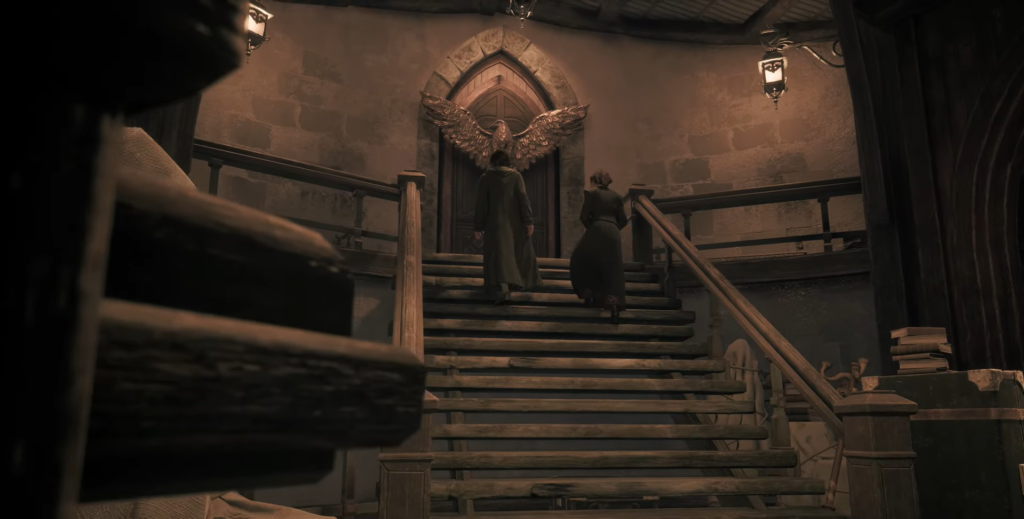 Два человека поднимаются по лестнице к двери