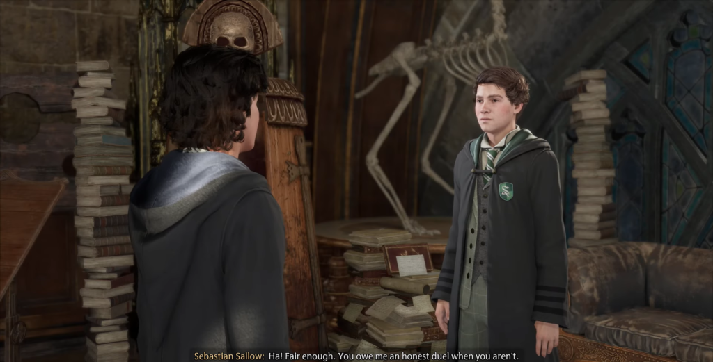 Себастьян Сэллоу разговаривает в комнате с книгами Hogwarts Legacy