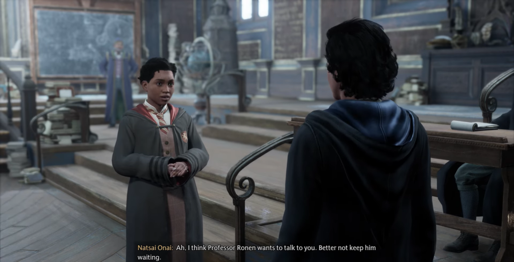 Натсай Онай разговаривает с учеником в классе Хогвартса