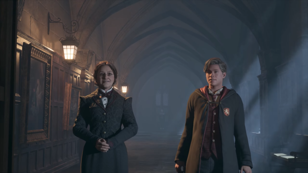 Лара Крофт держит факел в лесу ночью