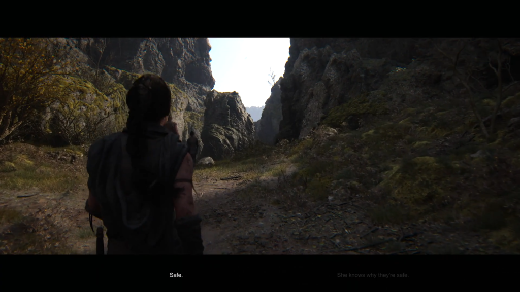 Летающие книги кружат в библиотеке с лестницей