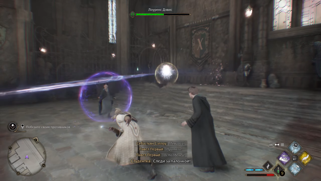 Группа людей разговаривает у скал на улице