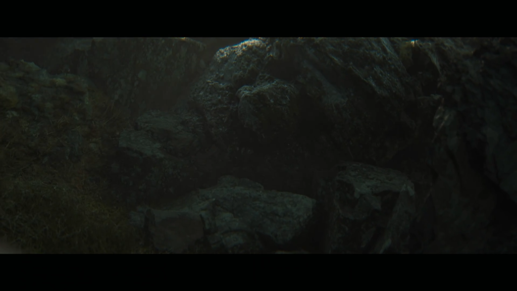 Персонаж прячется за столом в библиотеке Hogwarts Legacy