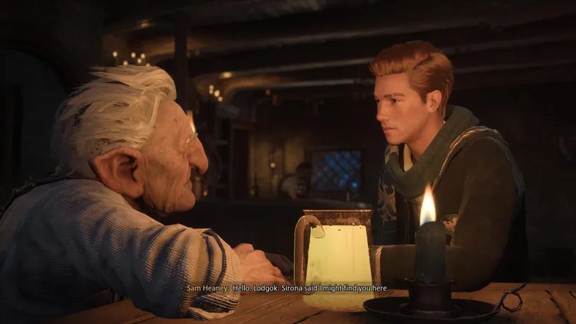 Два мужчины разговаривают за столом при свечах