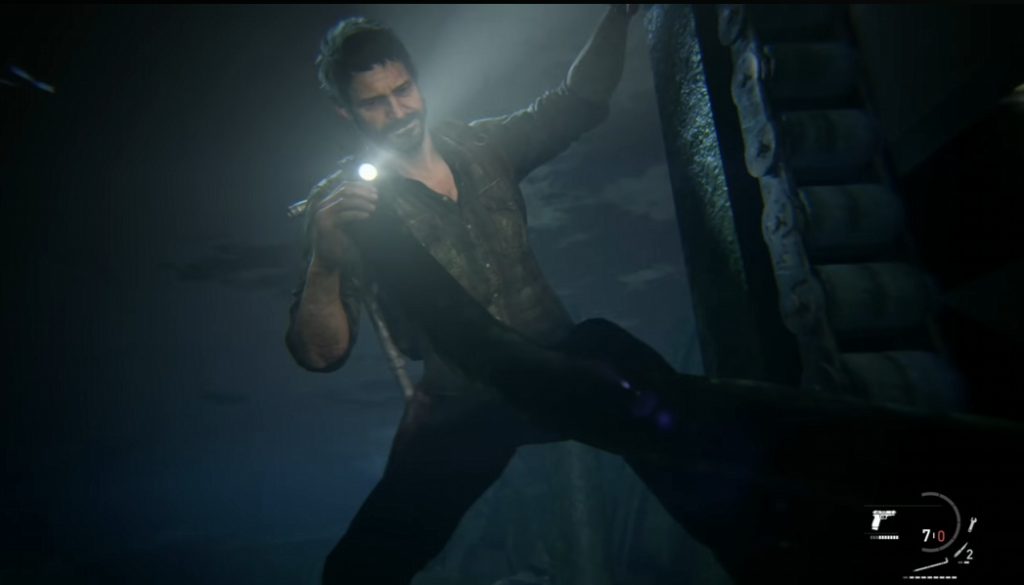 Мужчина светит фонариком в темном помещении