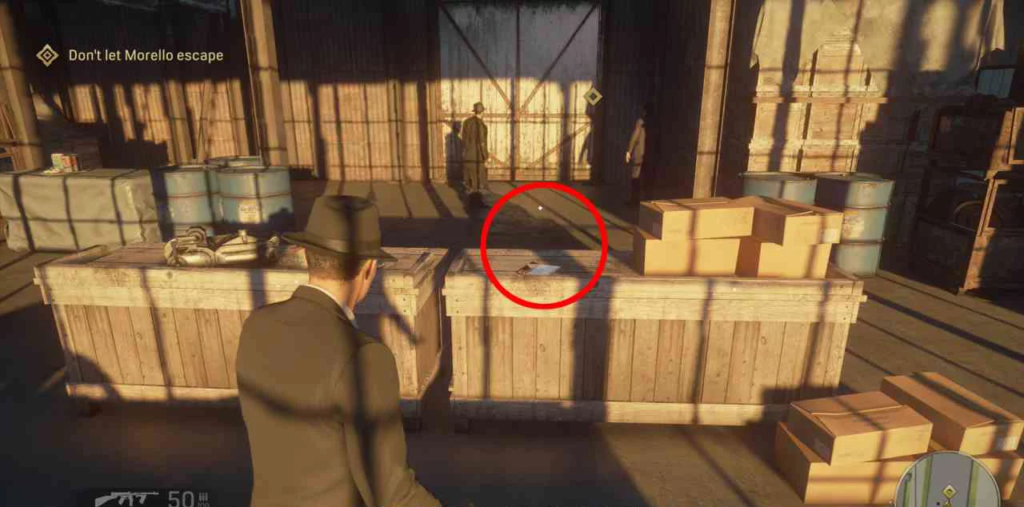 Персонаж целится в складе среди ящиков и бочек