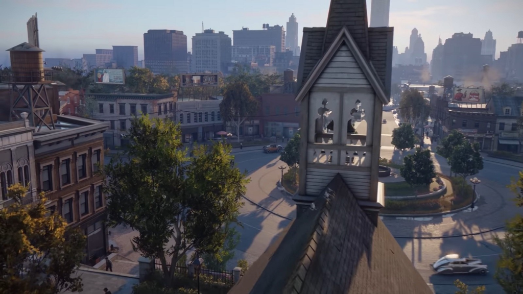 Церковная колокольня возвышается над городским перекрёстком днём