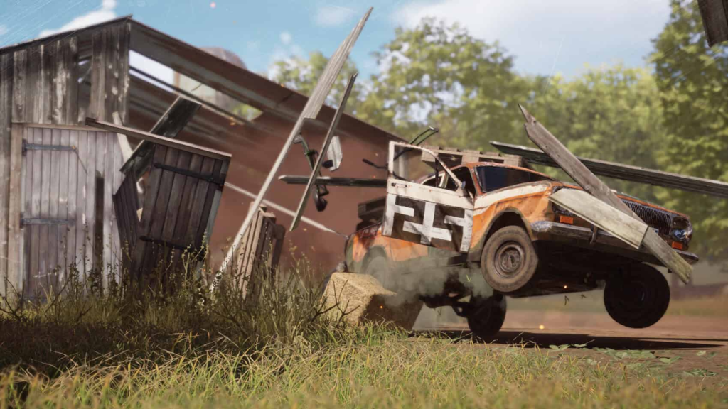 Оранжевая гоночная машина врезается в деревянный сарай