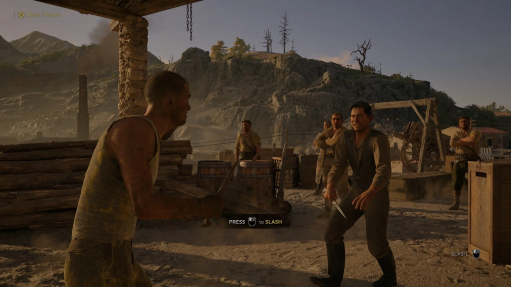 Двое мужчин дерутся ножами на стройплощадке в горах