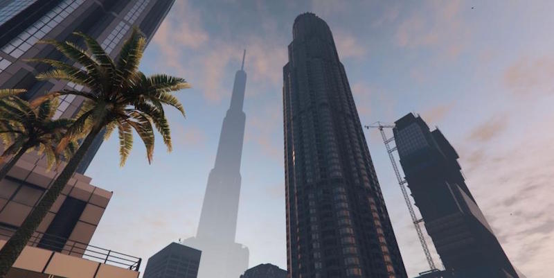 Пальма на фоне небоскрёбов в городе на закате