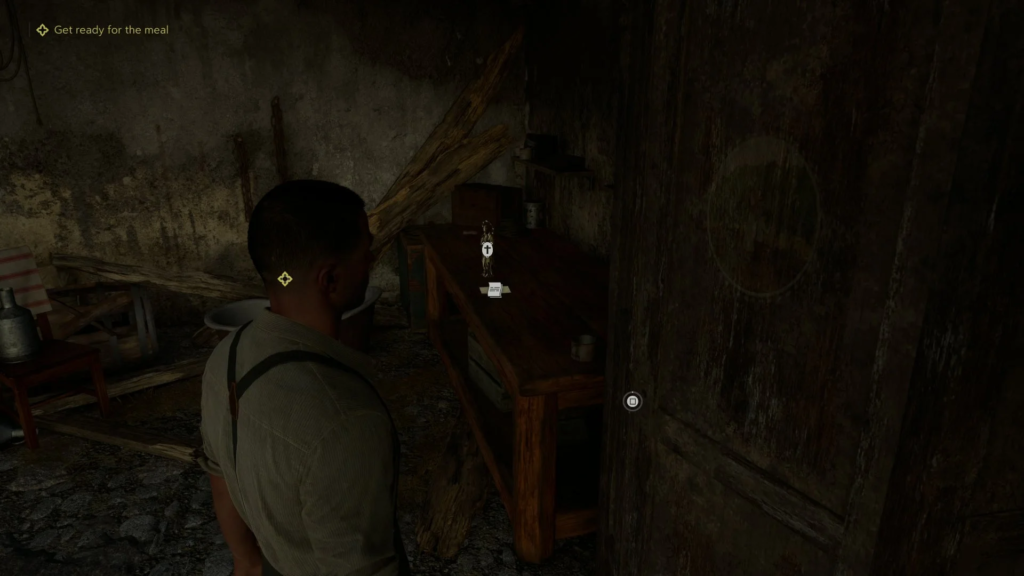 Персонаж в игре осматривает полку в сарае