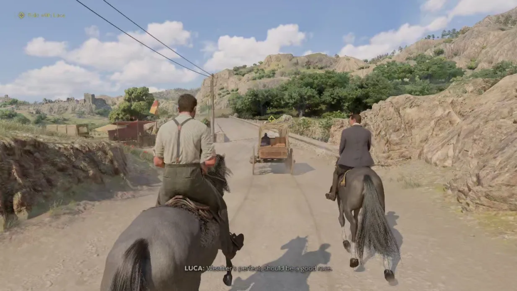 Двое мужчин скачут на лошадях по дороге в горах