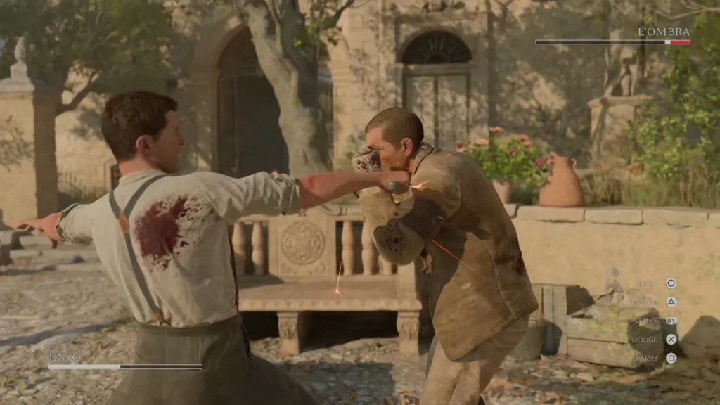 Мужчина бьёт противника кулаком во дворе усадьбы