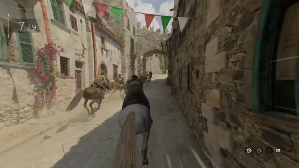 Всадники скачут по каменной улице под флажками