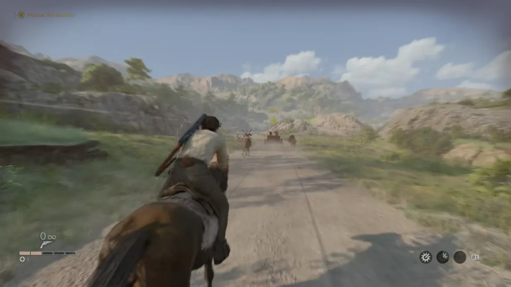 Всадник скачет на лошади по горной дороге