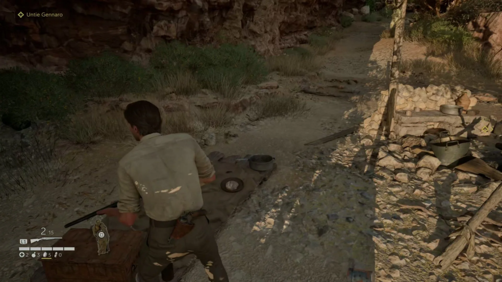 Игрок целится из винтовки у кострища в каньоне