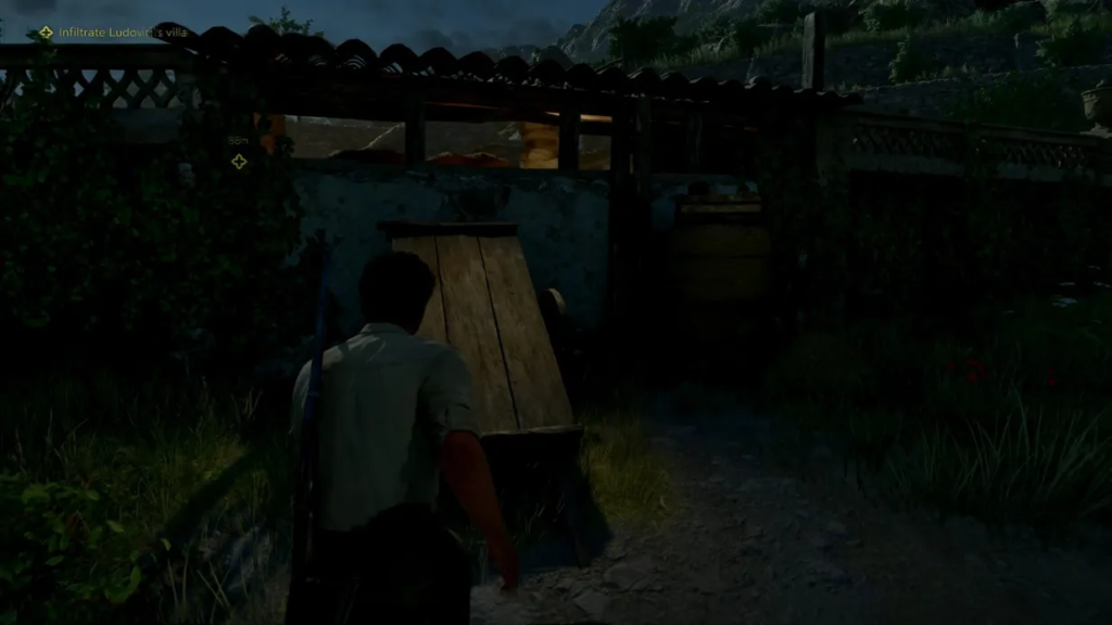 Персонаж идет к деревянному настилу у стены ночью