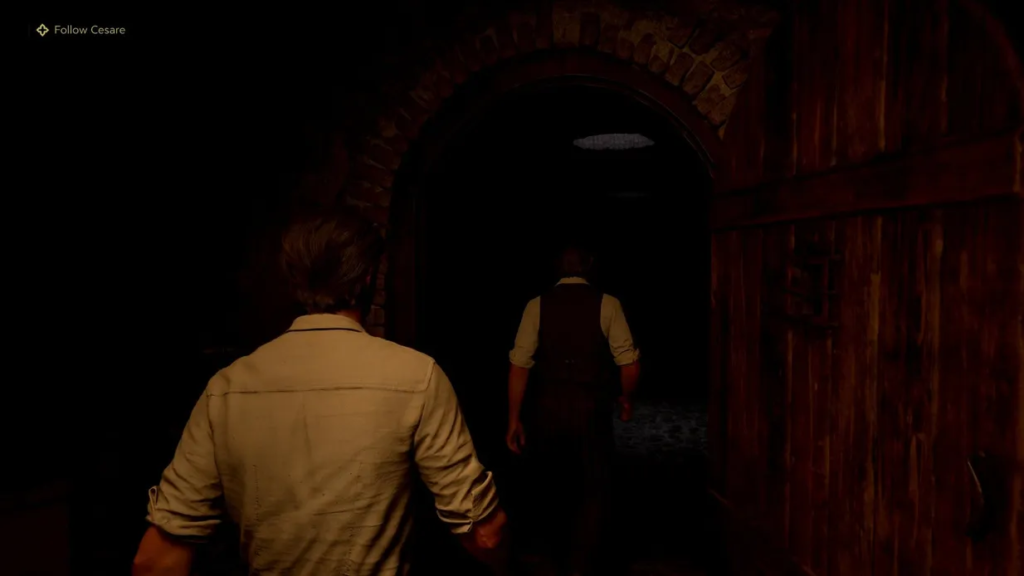 Мужчина идет по темному коридору под аркой