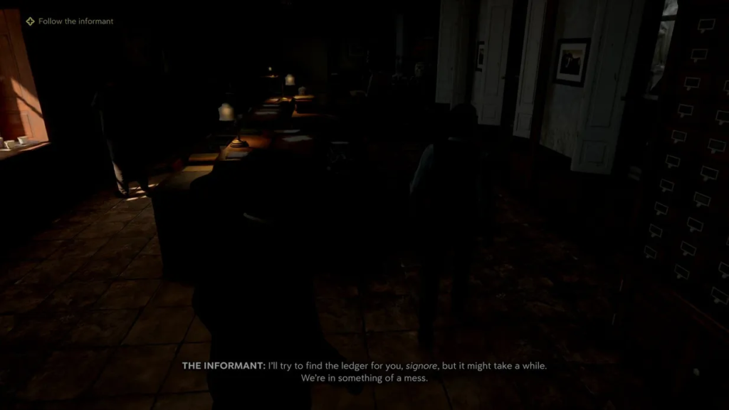 Силуэты людей идут по тёмному офису с лампами